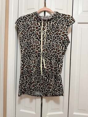 Emme Jordan Women's Leopard Print Sleeveless Hooded Top size large